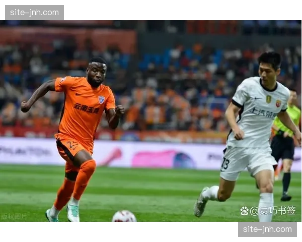 消息：英超股东会议通过新议案，下赛季起将试行“裁判赛后解释争议判罚”制度