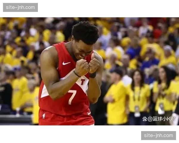 现场花絮：猛龙主场播放视频致敬前冠军成员洛瑞到访