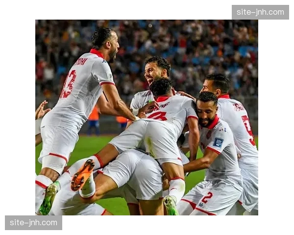 保级希望重燃：沙尔克04绝杀后球员与球迷疯狂庆祝